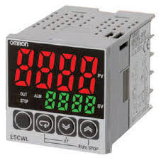E5CWLR1TCAC100240    Controlador de temperatura. Formato 48x48mm. Método de Control PID u ON/OFF seleccionable.Básico. Para entrada de termocupla tipo K, J, T, R, o S. Salida de Control digital a relé. 1 Salida de alarma a relé. Tensión de alimentación: 100..240 Vac.