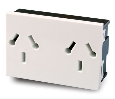 MOD TOMA COMB 2P+T "DOBLE" BIUSO 10A BLANCO EASYFIT SIN DERIVACIONES (descuento autom por caja de 30u)