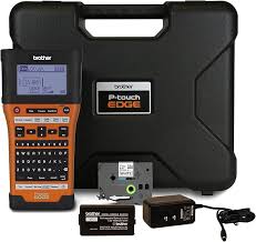 ROTULADORA DUAL DE CINTA `LAMINADA` Imprime 7 líneas de texto. (insumos:`TZe`, `HSe` y `HGe` de 6-9-12-18-24mm) Resolución: 180 dpi Cortador: Automático. Realiza corte y medio corte. Código de barras y QR. Incluye: Maletín de transporte, batería y cable USB. SOPORTA TERMOCONTRAIBLE