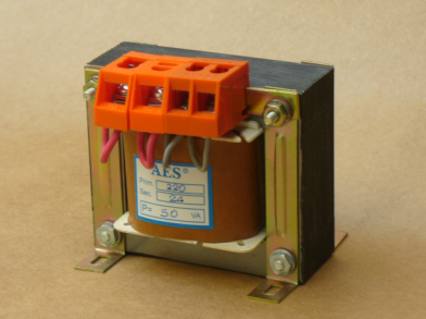 TRAFO 2200VA C/ ESCUADRA Y BORNERA. ENT: 220 – 380 – 440 – 480 VAC.  SAL: 110 - 220 VAC  50Hz. Corriente max: 10 A