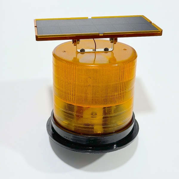 BALIZA LED SOLAR color ambar 360 grados NOCTURNA (incluye fotocelula). En la parte inferior tiene un orificio donde hay que empujar el botón de encendido antes de fijarla con los tornillos de la base. Incluye 2 pilas recargables AA.