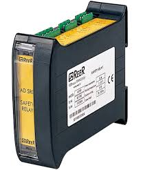 Relé de seguridad, específicamente diseñado como interface de seguridad para barreras Janus, EOS4 X, EOS2 X, Admiral AX y Vision VX. Salida 2 NA + 1 NC 2A - 250 Vac, conexión con terminales blocks, dimensiones 99 x 35 x 114, temperatura de trabajo 0..55°c