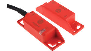 Sensor rectangular de plástico SensaGuard, Sensado 18mm,  2x sal. PNP seguras, 1x sal. PNP auxiliar, 2A,  cable 3m.  IP69K