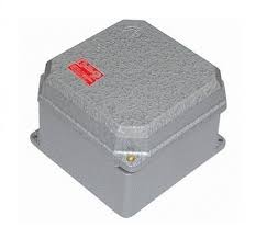 [*108938] (PEDIR PRECIO) CAJA LIVIANA de ALUMINIO C/JUNTA, TAPA Y 2 TORNILLOS de BRONCE. IP64 de 145 x 145 x 74 mm INT. CIEGA. Bajo IEC