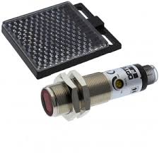 [*112185] SENS FOTO REFLEX,  TENSION 10-30 VDC, CARCASA METAL. ROSCA M18, ALCANCE 4MT, C/ FILTRO POLARIZANTE, PNP, NA/NC (SWITCH), IP66, CONEC M12 - 4H, LUZ ROJA, C/ AJUSTE C/ ESPEJO V-61