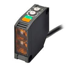 [E3JK-DR11 2M OMS] Sensor fotoelectrico. Alimentación: 24..240 Vac/24..240 Vdc. Difuso / Reflexión Directa. Luz roja. Alcance: 2,5m (regulable). Salida a relé inversor 3A. Dark ON/ Light ON por switch. Cuerpo plástico (ABS) 50x50x18mm. Salida a cable PUR de 2m.     E3JKDR112MOMS