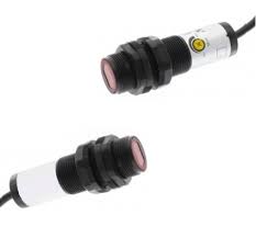 [*114558] Sensor fotoelectrico, BARRERA, M18, Alim. 10...30 VDC, carcaza plástica roscada, alcance 20m, NPN, NA/NC (seleccionable por cable), IP67, temp. -25...+55°C, Salida a cable, 4 hilos, largo 60.5 mm, luz roja, con potenciómetro.