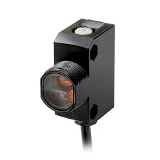 [E3Z-FRP11 2M] Sensor fotoelectrico. Admite montaje lateral y tambien en orificio M18. IP67. Reflectivo polarizado (agregar espejo E39-R1S). Sensibilidad regulable. Alcance 4 metros. Luz roja. Cable de 2 metros. PNP. Dark ON/ Light ON por switch.       E3ZFRP112M